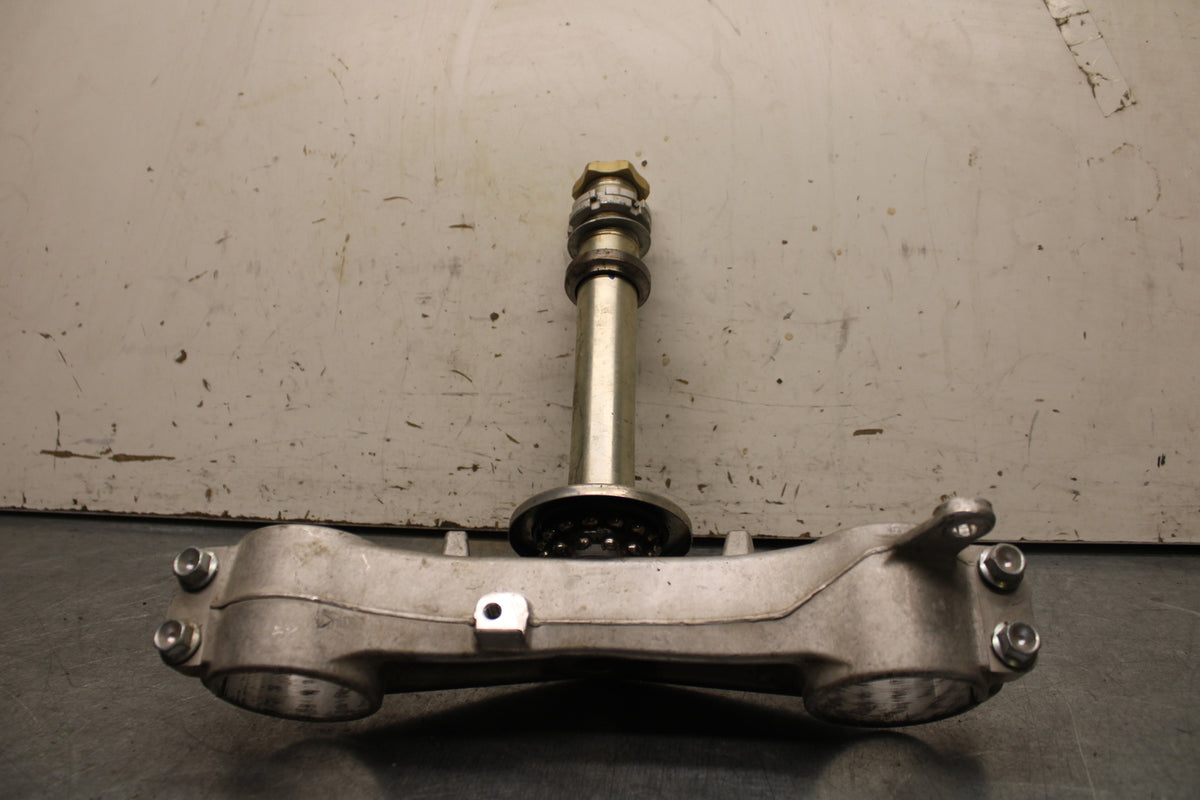 06-07 SUZUKI GSXR750 FRONT FORKS CLAMP LOWER TRIPLE TREE STEM 51311-01H00 BB670