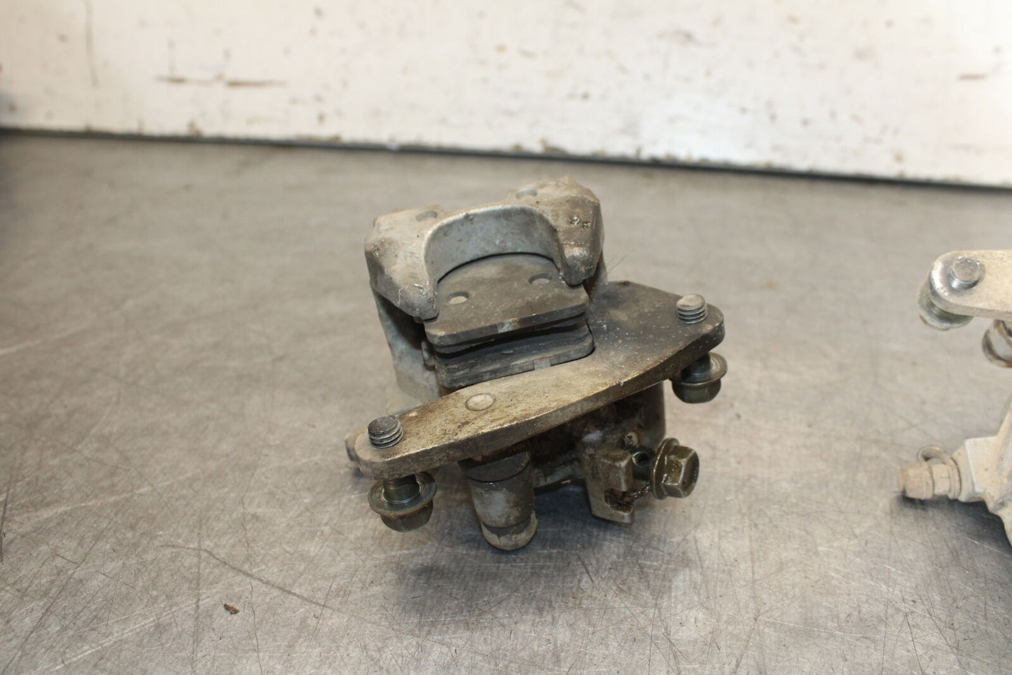 01-05 YAMAHA RAPTOR 660R LEFT RIGHT FRONT BRAKE CALIPER BB695