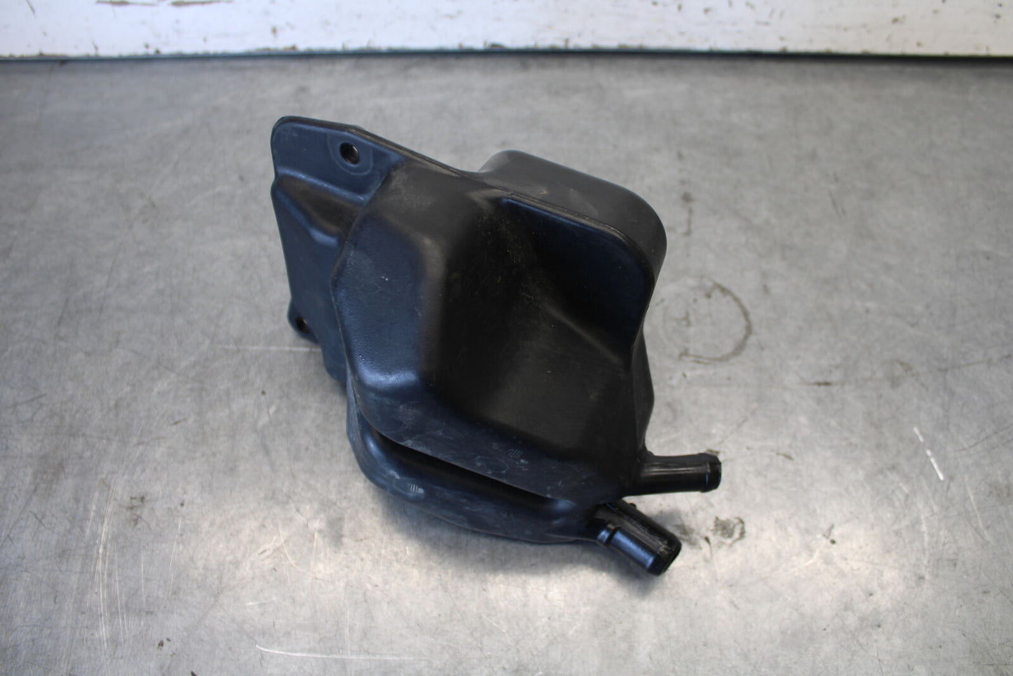 06-07 DUCATI MONSTER 695 OIL BREATHER TANK BB674
