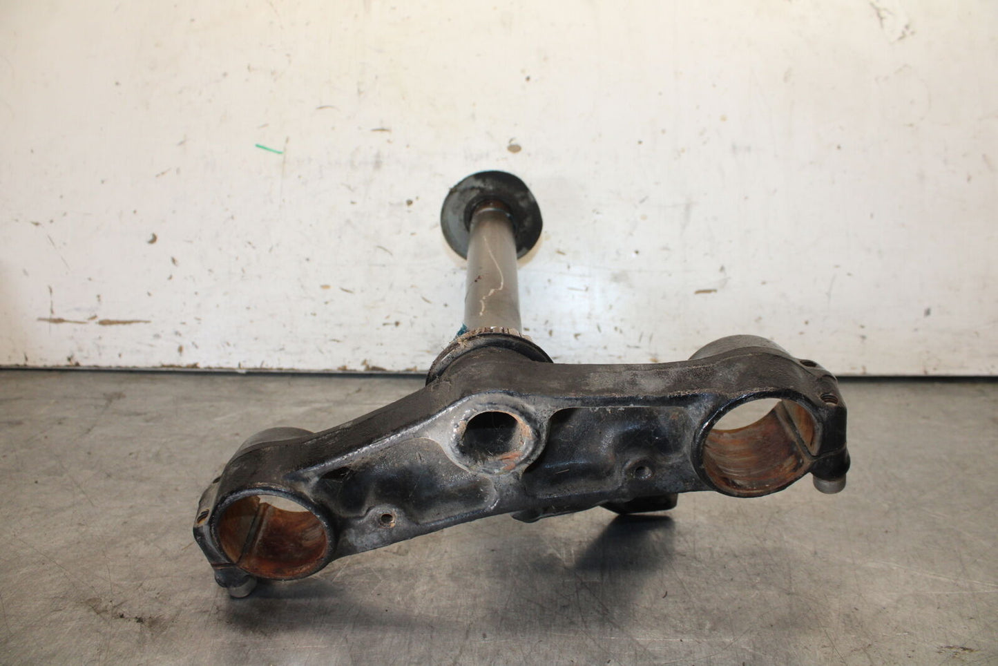 01-06 TRIUMPH TIGER 955I FRONT FORKS CLAMP LOWER TRIPLE TREE STEM BB693