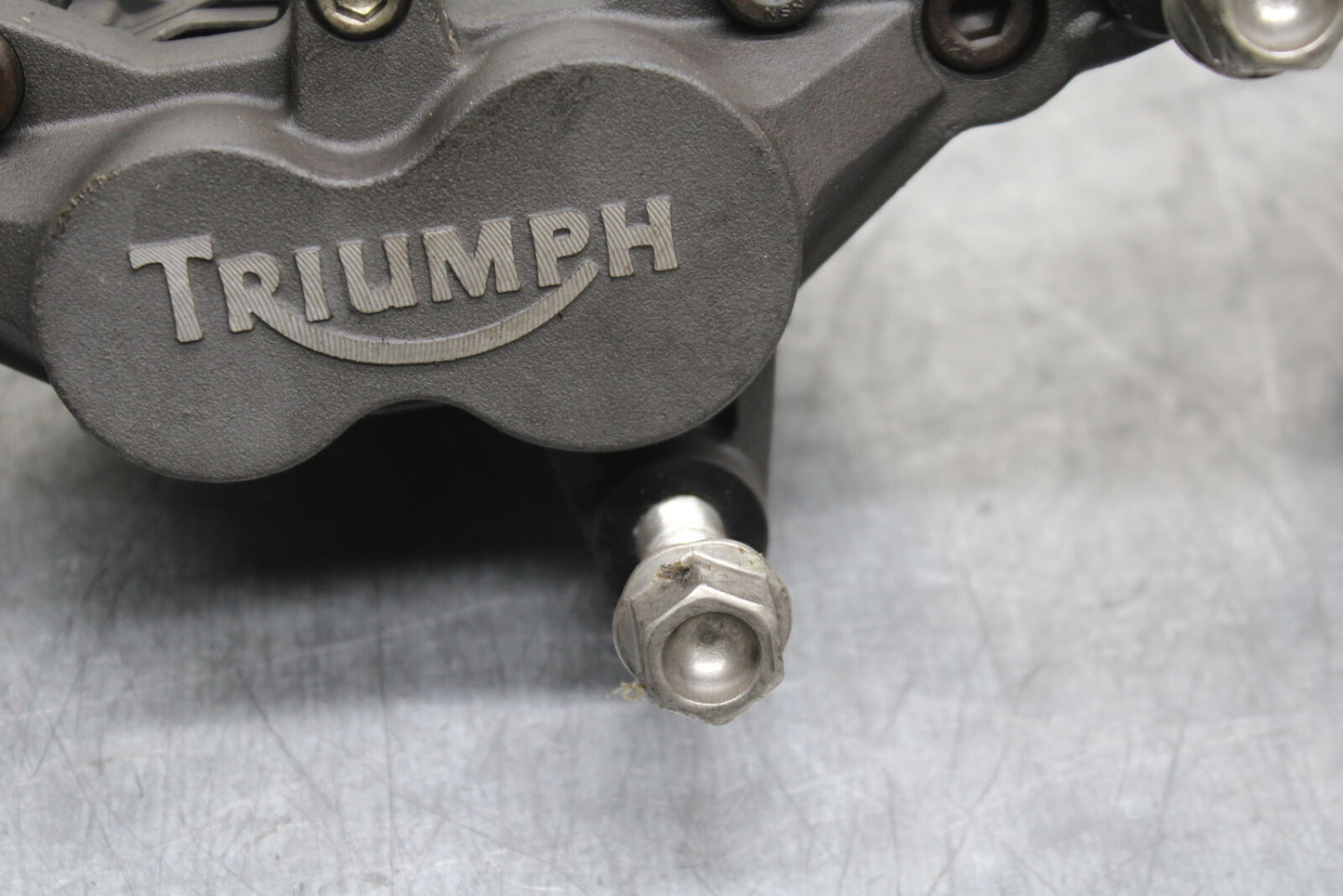 03-04 TRIUMPH DAYTONA 600 RIGHT LEFT FRONT BRAKE CALIPER SET PAIR CALIPERS BB745