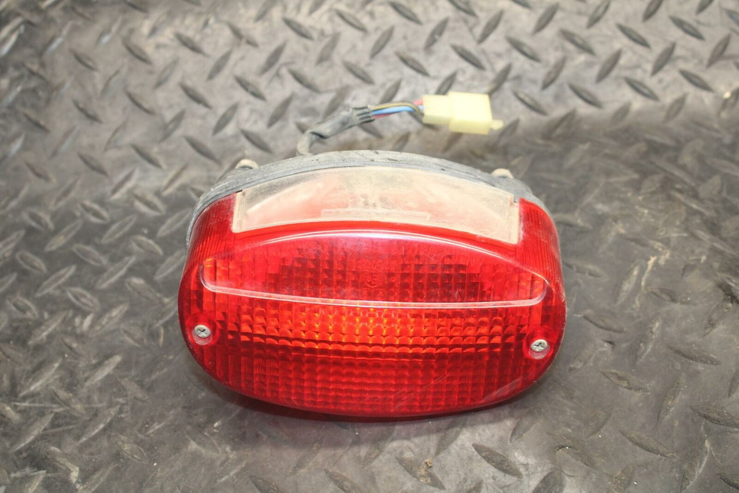 02 YAMAHA V STAR 1100 TAILLIGHT REAR TAIL BRAKE LIGHT BB199