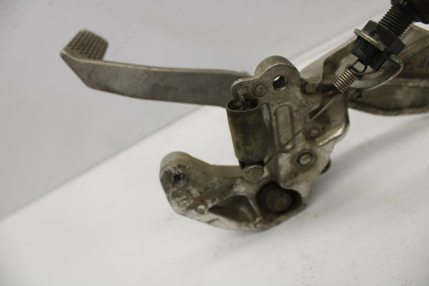 96 YAMAHA YZF750R RIGHT REARSET BRAKE DRIVER FOOT PEG REST STOP BB237