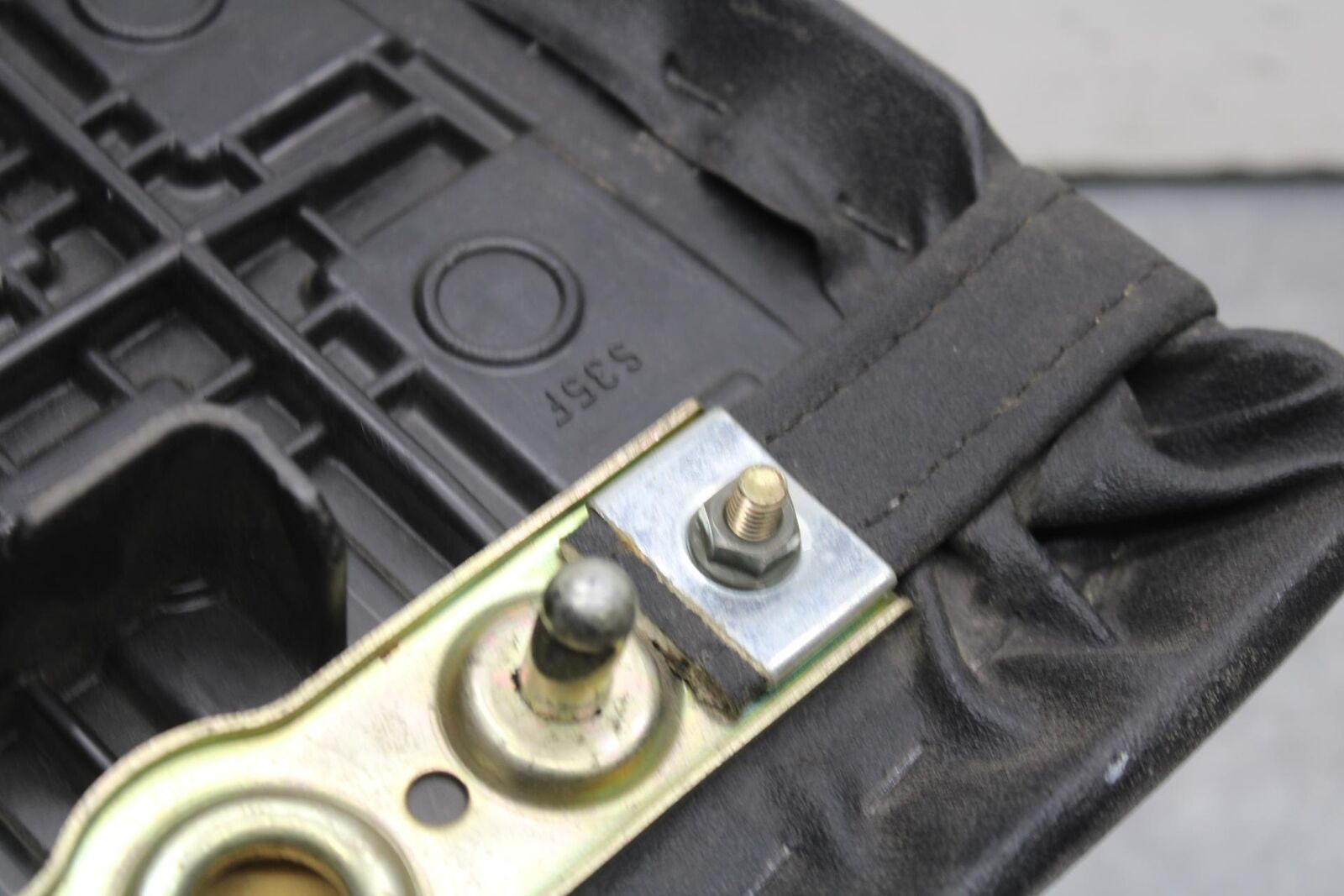 01-03 SUZUKI GSXR600 REAR BACK PASSENGER TANDEM SEAT PAD SADDLE PILLION BB621