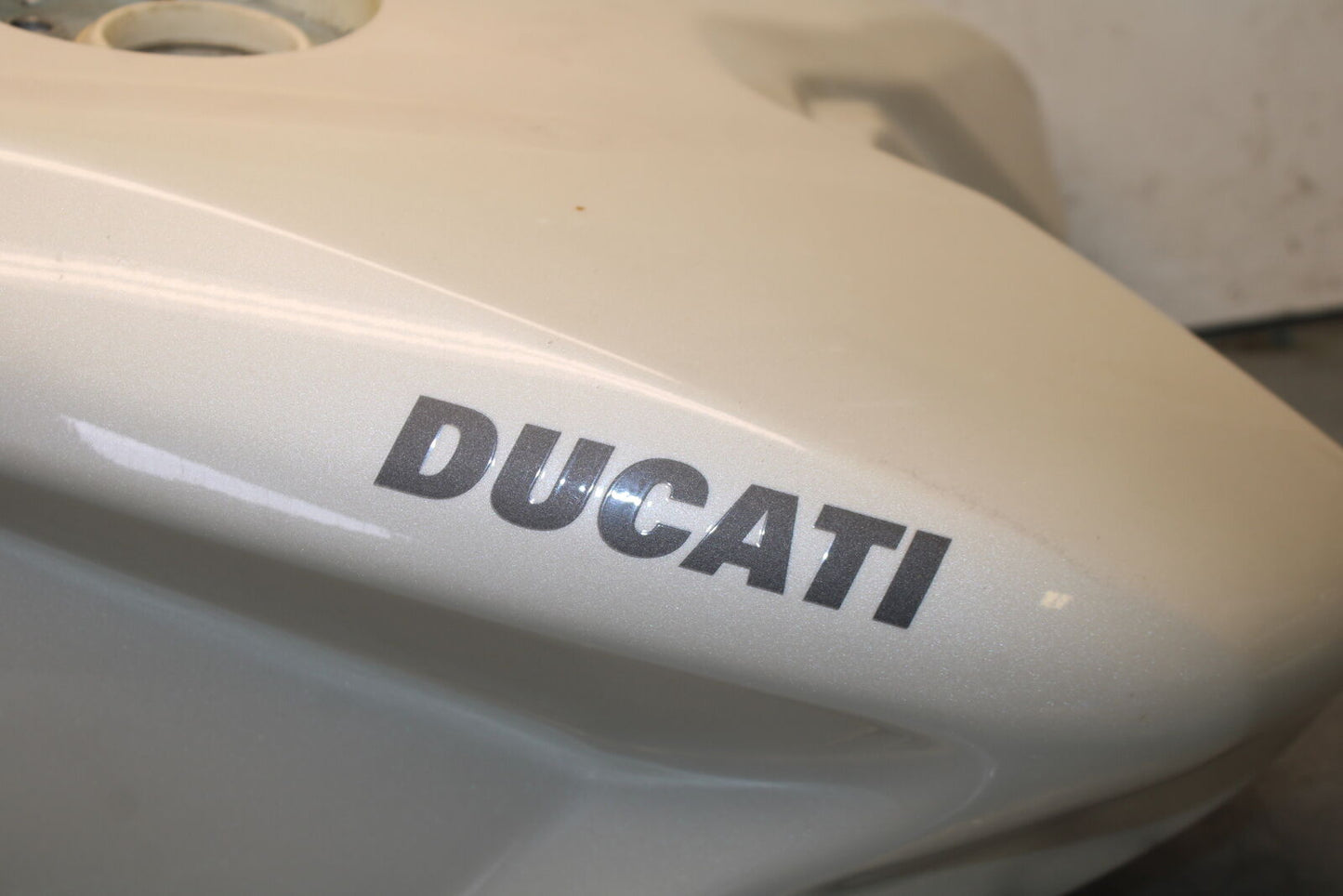 12-13 DUCATI STREETFIGHTER 848 GAS TANK FUEL CELL PETROL RESERVOIR BB705
