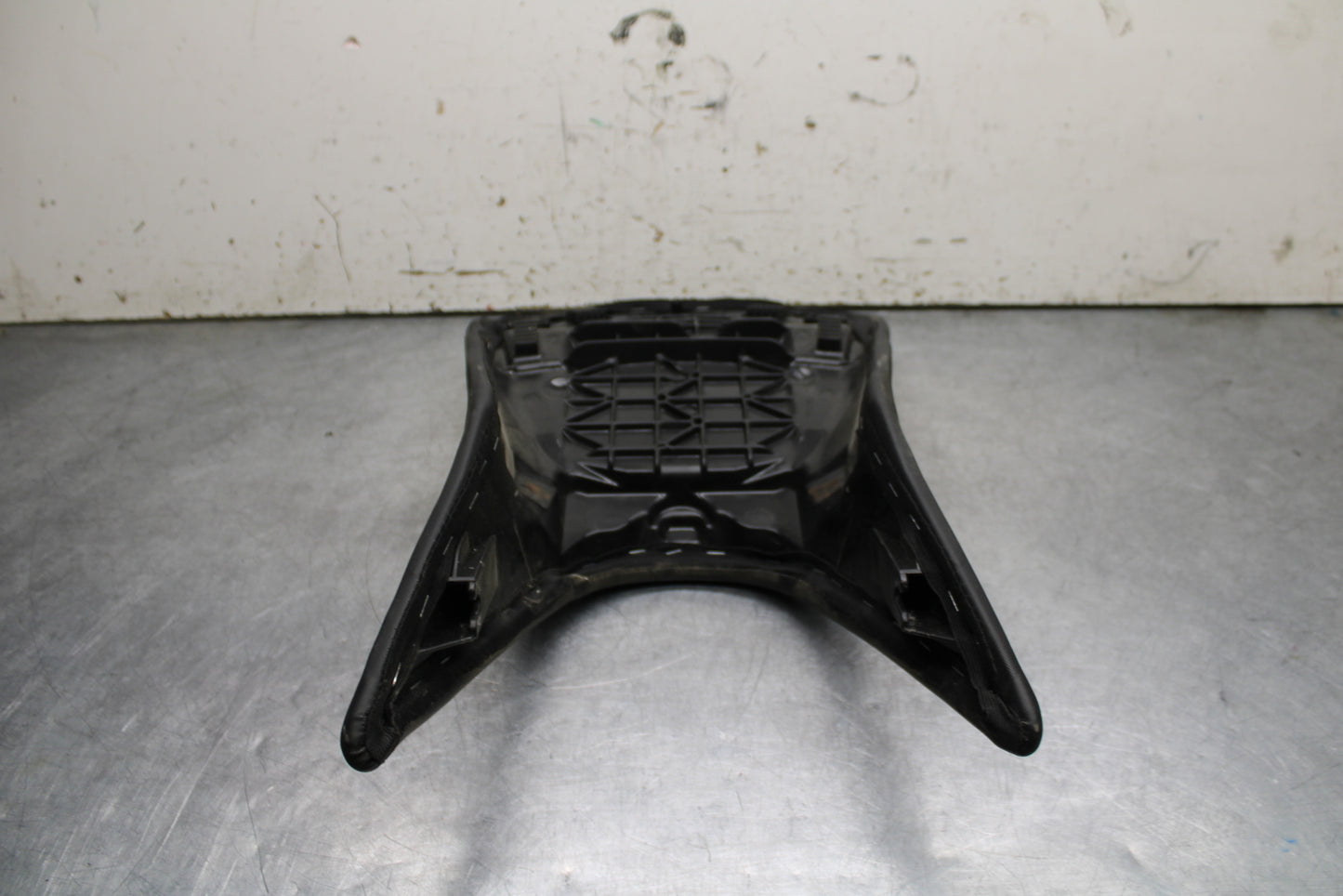 17-24 KTM 390 DUKE FRONT DRIVERS SEAT PAD SADDLE PILLION BB734