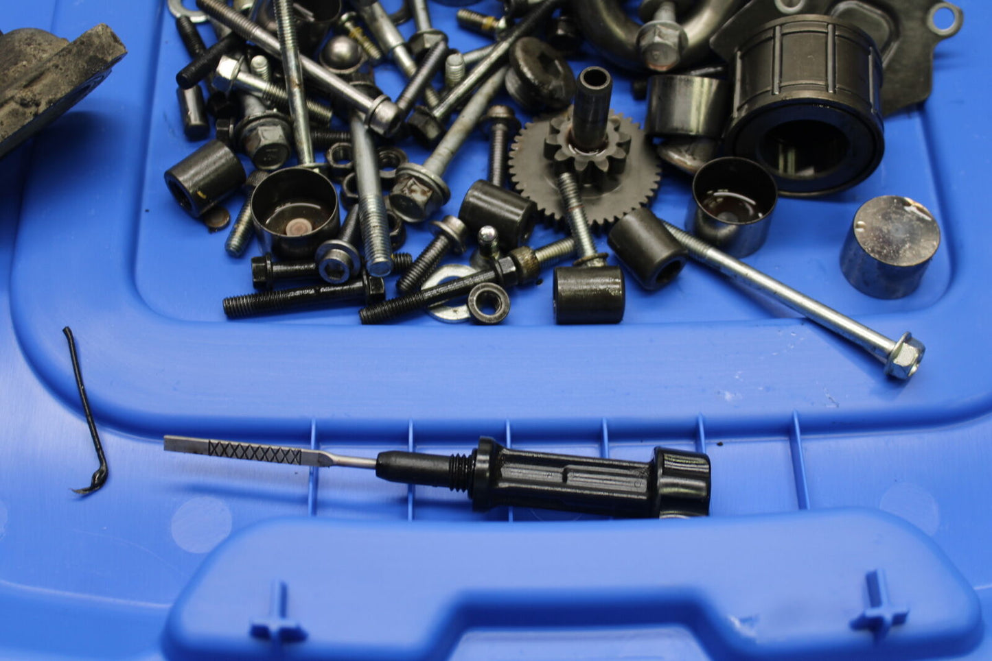06 YAMAHA YZF R6 MOUNTING BOLTS HARDWARE MOTOR SCREWS BB716