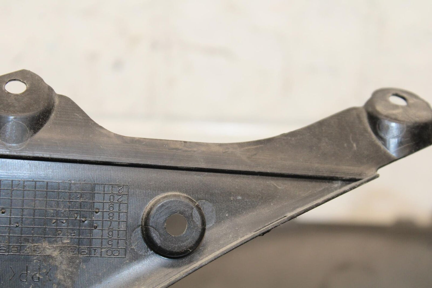 20 SUZUKI GSXR 1000 CENTER UNDER PANEL TRIM COWL BB597