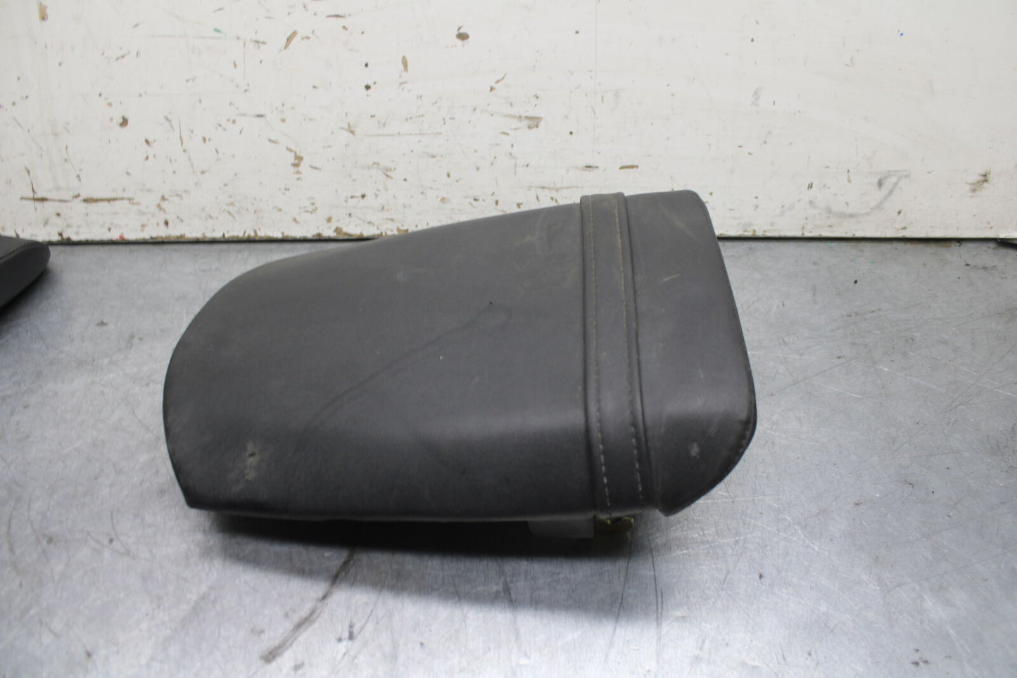 03-04 TRIUMPH DAYTONA 600 REAR BACK PASSENGER SEAT PAD SADDLE PILLION BB745