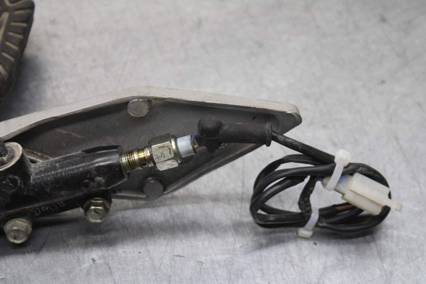 13-16 KTM 390 DUKE RIGHT REARSET REAR SET DRIVER FOOT PEG REST STOP BB748