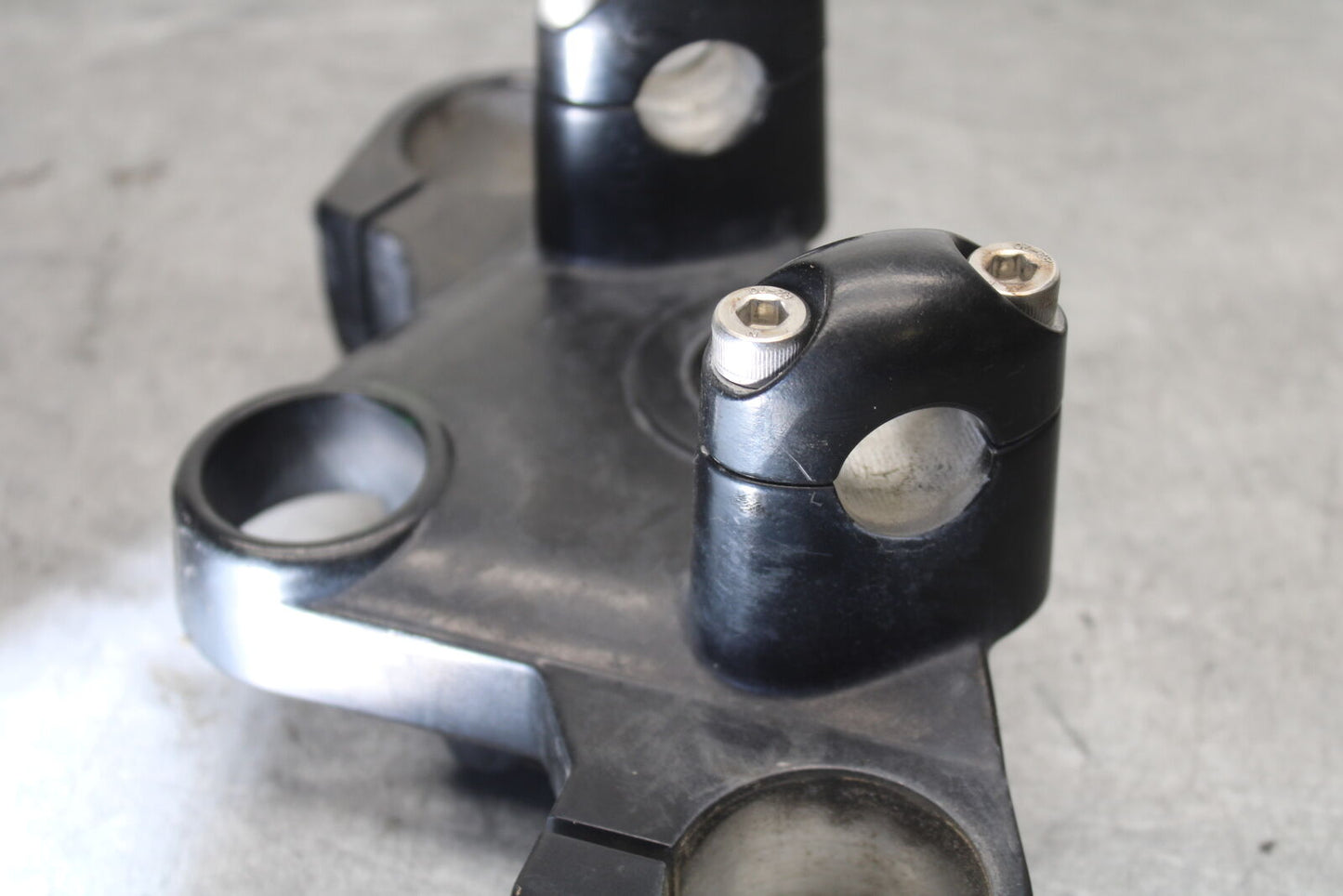 01-06 TRIUMPH TIGER 955I FORKS UPPER TRIPLE TREE CLAMP BB693