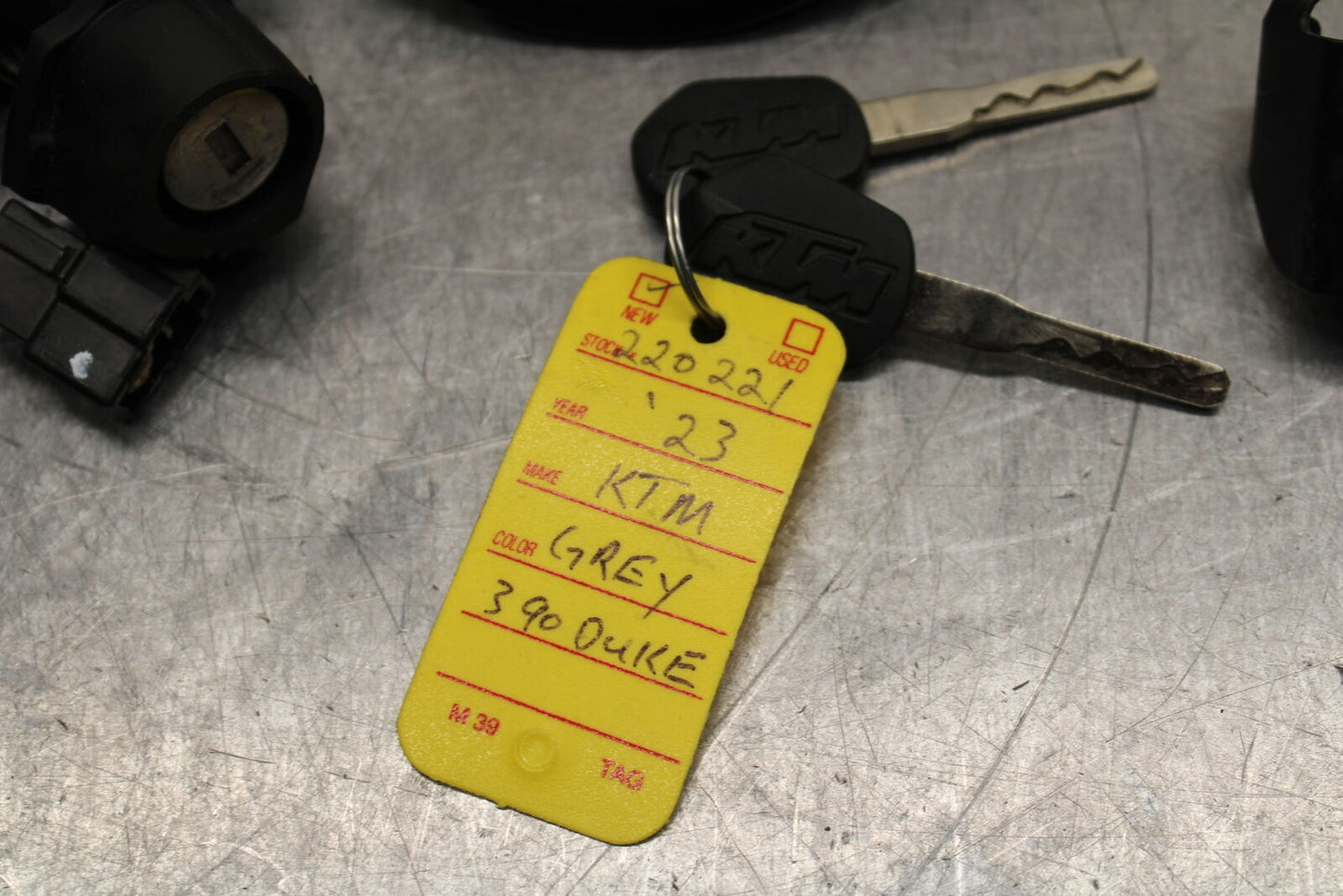 17-24 KTM 390 DUKE IGNITION LOCK KEY SET W/ GAS CAP AND SEAT LOCK BB734