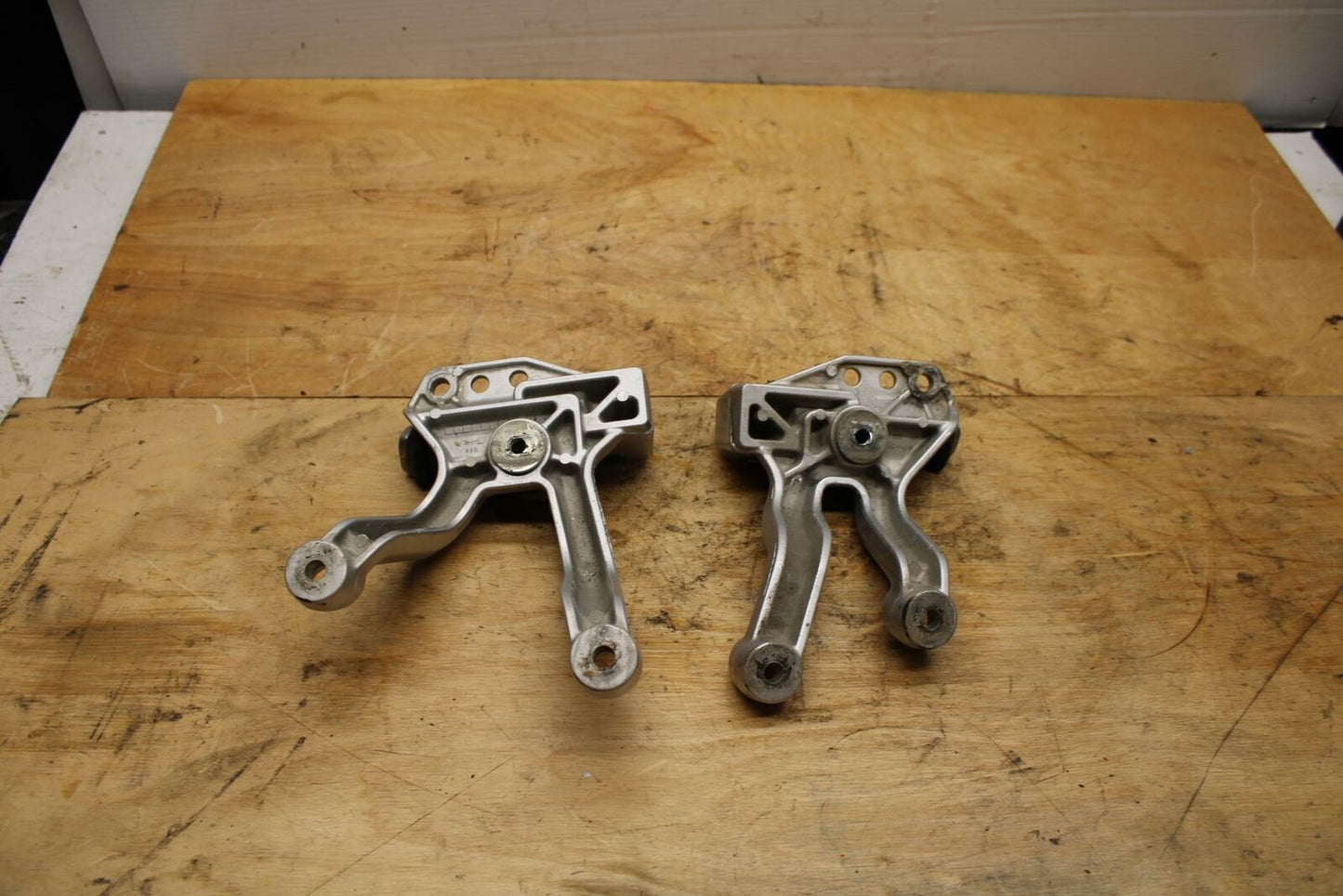 02-03 SUZUKI VSTROM 1000 REAR BACK PASSENGER PEG SET PAIR BB331