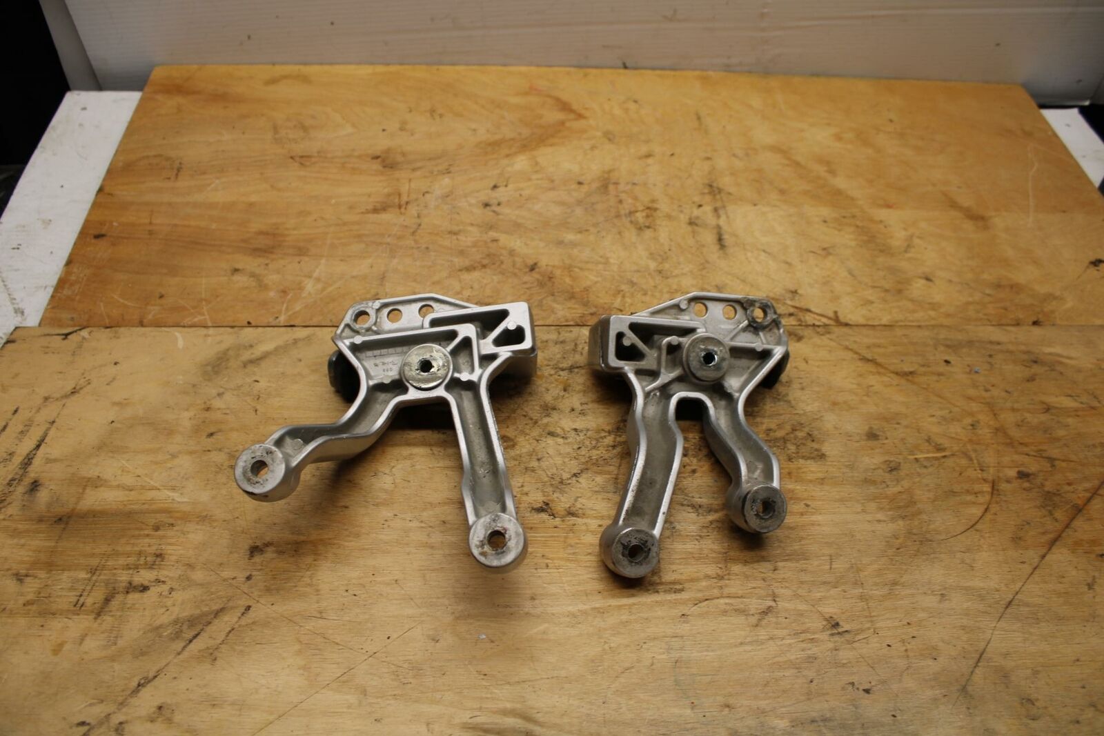 02-03 SUZUKI VSTROM 1000 REAR BACK PASSENGER PEG SET PAIR BB331