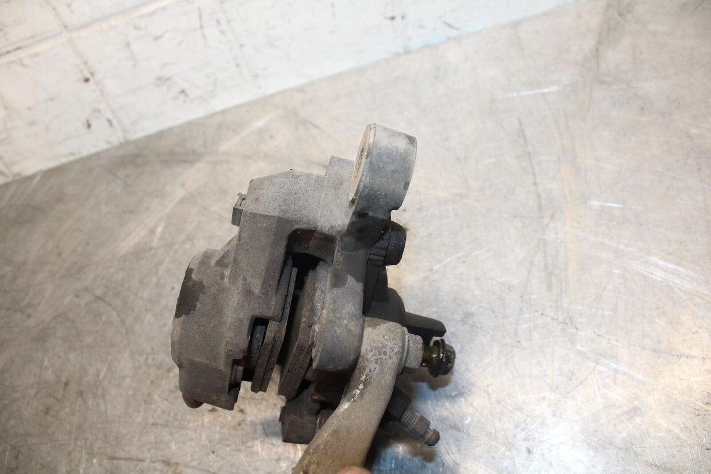 1998 Suzuki TL1000S REAR BACK BRAKE CALIPER W MOUNT BRACKET BB508