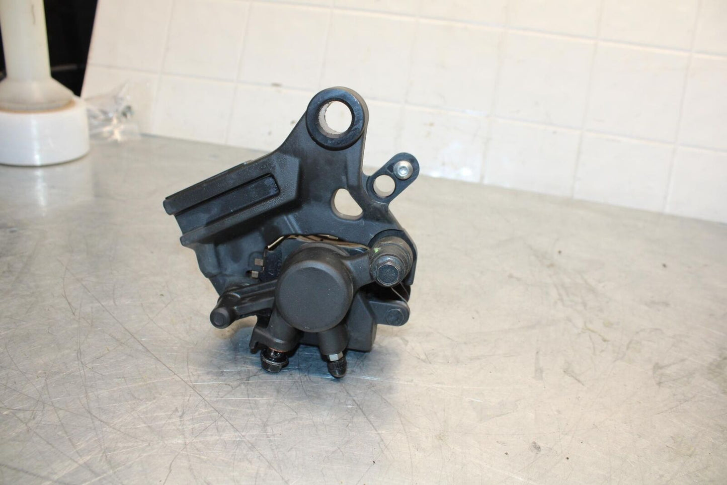 17-18 YAMAHA YZF R3 REAR BACK BRAKE CALIPER W MOUNT BRACKET BB438