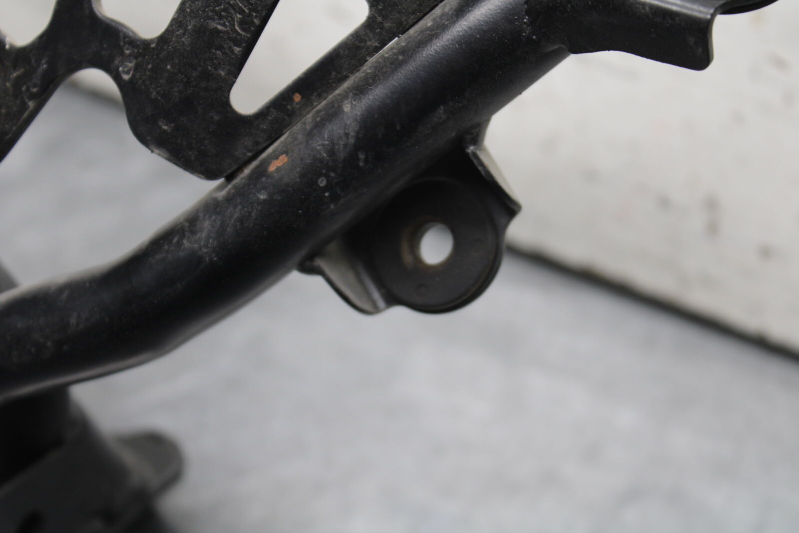 03-07 SUZUKI SV1000S UPPER FAIRING MIRROR GAUGES STAY BRACKET 94510-16G00 BB657