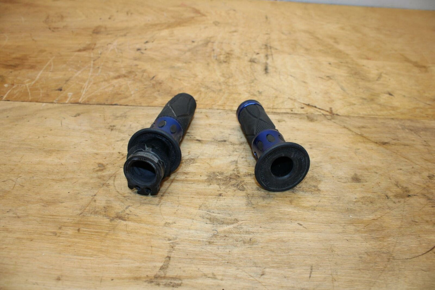 04-05 SUZUKI GSXR600 RIGHT LEFT CLIPON HANDLEBAR GRIPS GRIP PAIR SET BB329