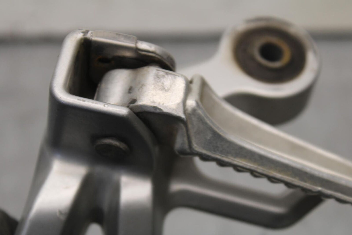 01-03 SUZUKI GSXR600 RIGHT REAR BACK PASSENGER PEG 43600-35F00 BB633