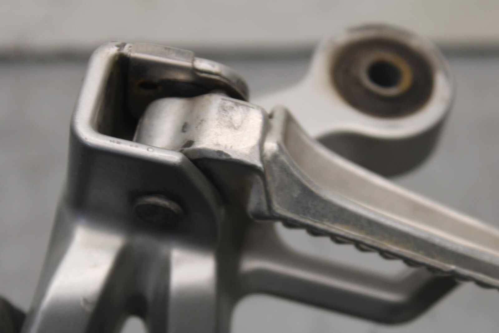 01-03 SUZUKI GSXR600 RIGHT REAR BACK PASSENGER PEG 43600-35F00 BB633