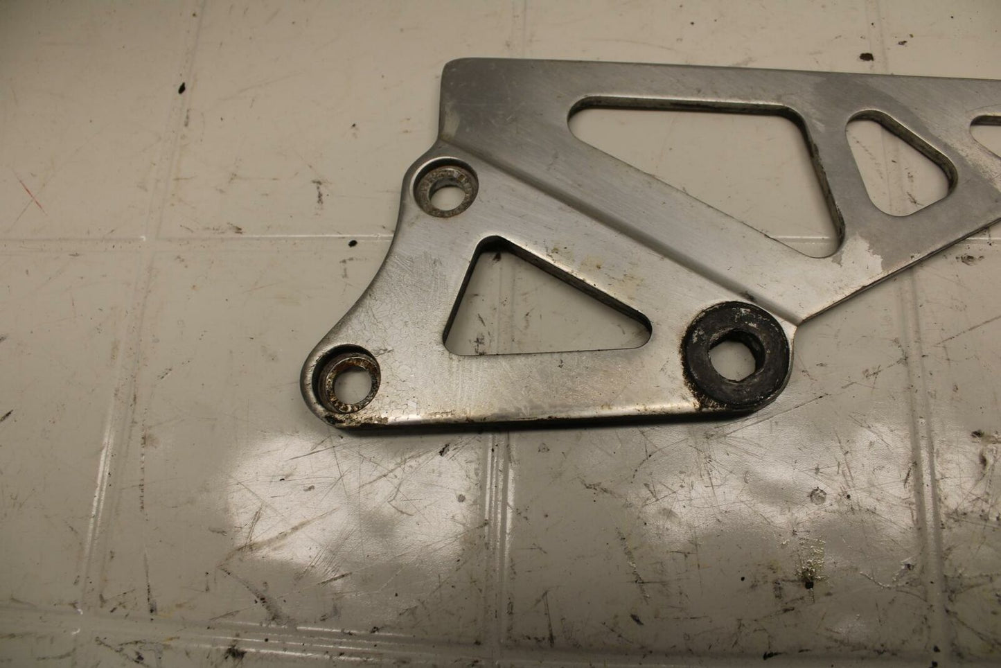 88-89 SUZUKI GSXR750J BB24 LEFT REARSET DRIVER FOOT PEG BRACKET MOUNT BB15