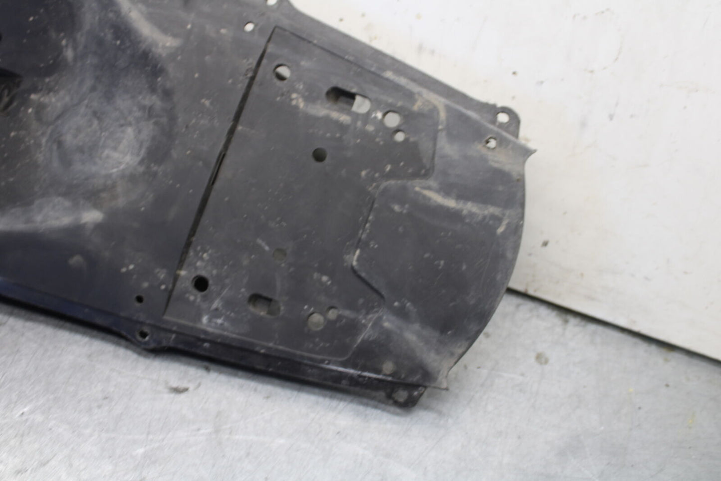 04-05 SUZUKI GSXR600 REAR BACK TAIL UNDERTAIL BATTERY TRAY PLASTIC BB658
