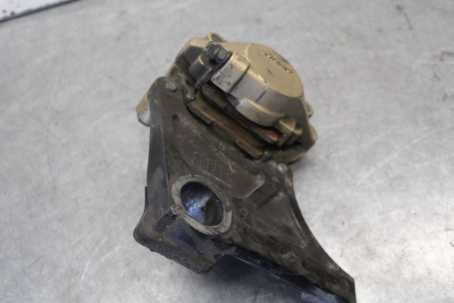 04 SUZUKI GSXR600 REAR BACK BRAKE CALIPER W MOUNT BRACKET 69100-18G00-999 BB676