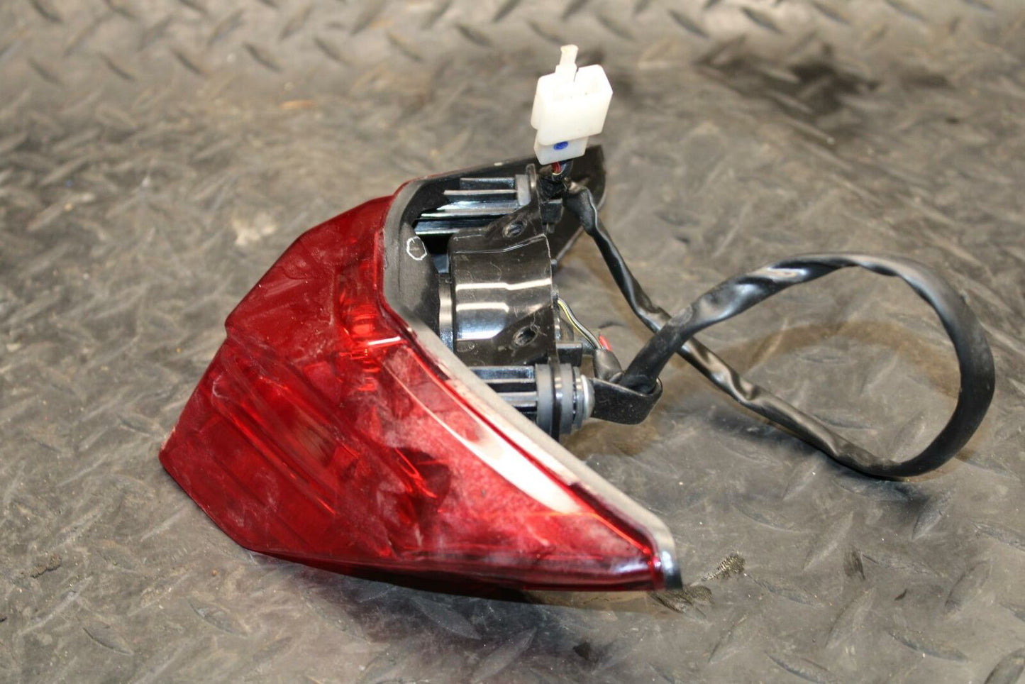 17 KAWASAKI NINJA 300 REAR TAIL TAILLIGHT BACK BRAKE LIGHT 23025-0350 BB215