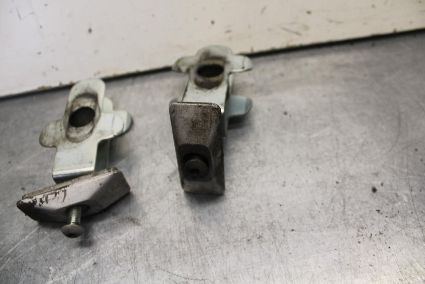 1995 Suzuki RF600R SWINGARM CHAIN TENSIONER ADJUSTMENT BRACKETS BB615