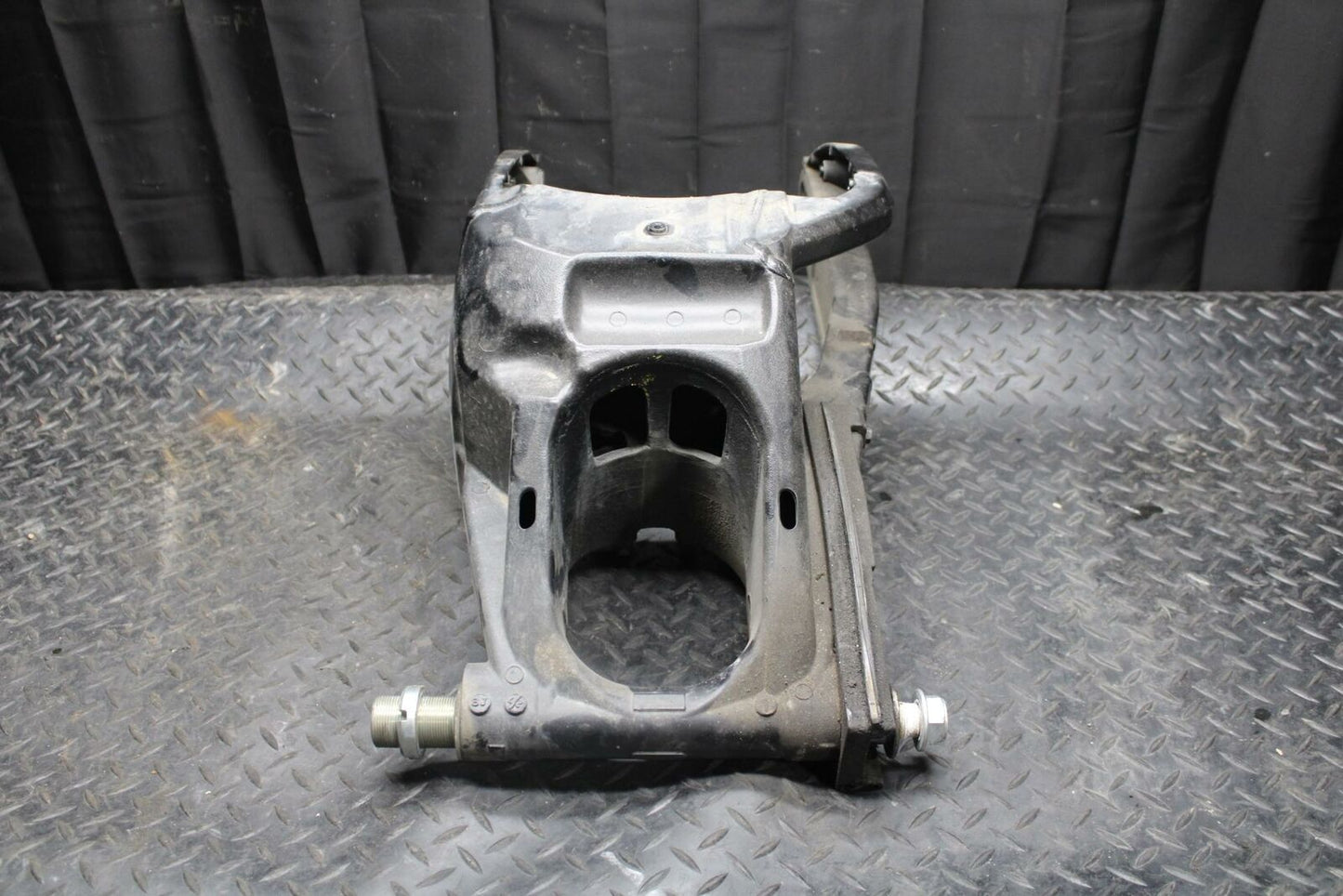 08-09 SUZUKI GSXR750 REAR SWINGARM BACK SWING ARM 61000-01H10-YAP BB208