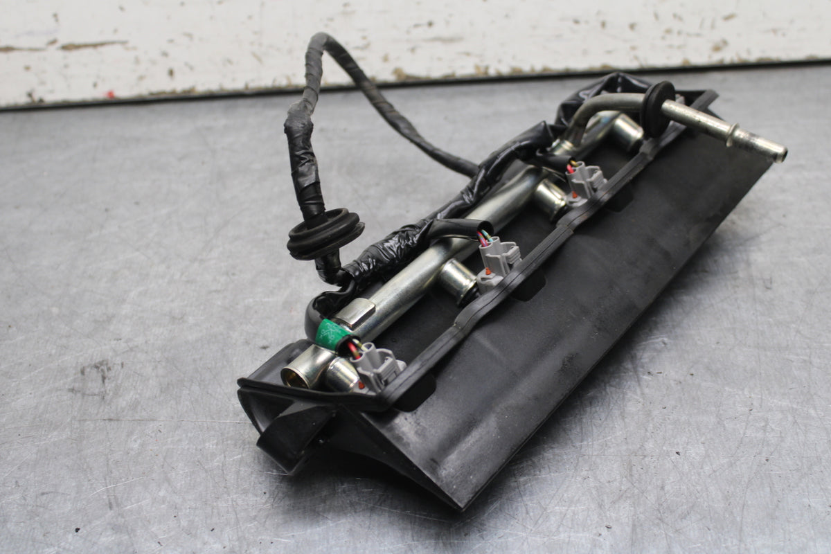 06 YAMAHA YZF R6 SECONDARY FUEL INJECTORS TOP AIRBOX GAS RAIL BB716