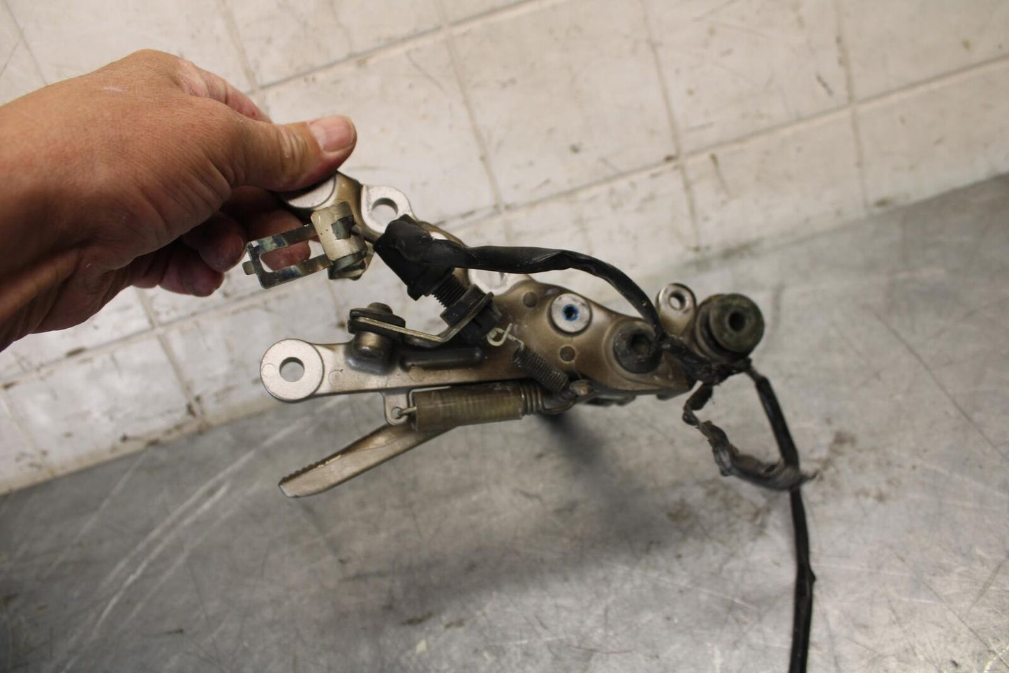 2007 Yamaha YZF R6 RIGHT REARSET REAR SET DRIVER FOOT PEG REST STOP BB522