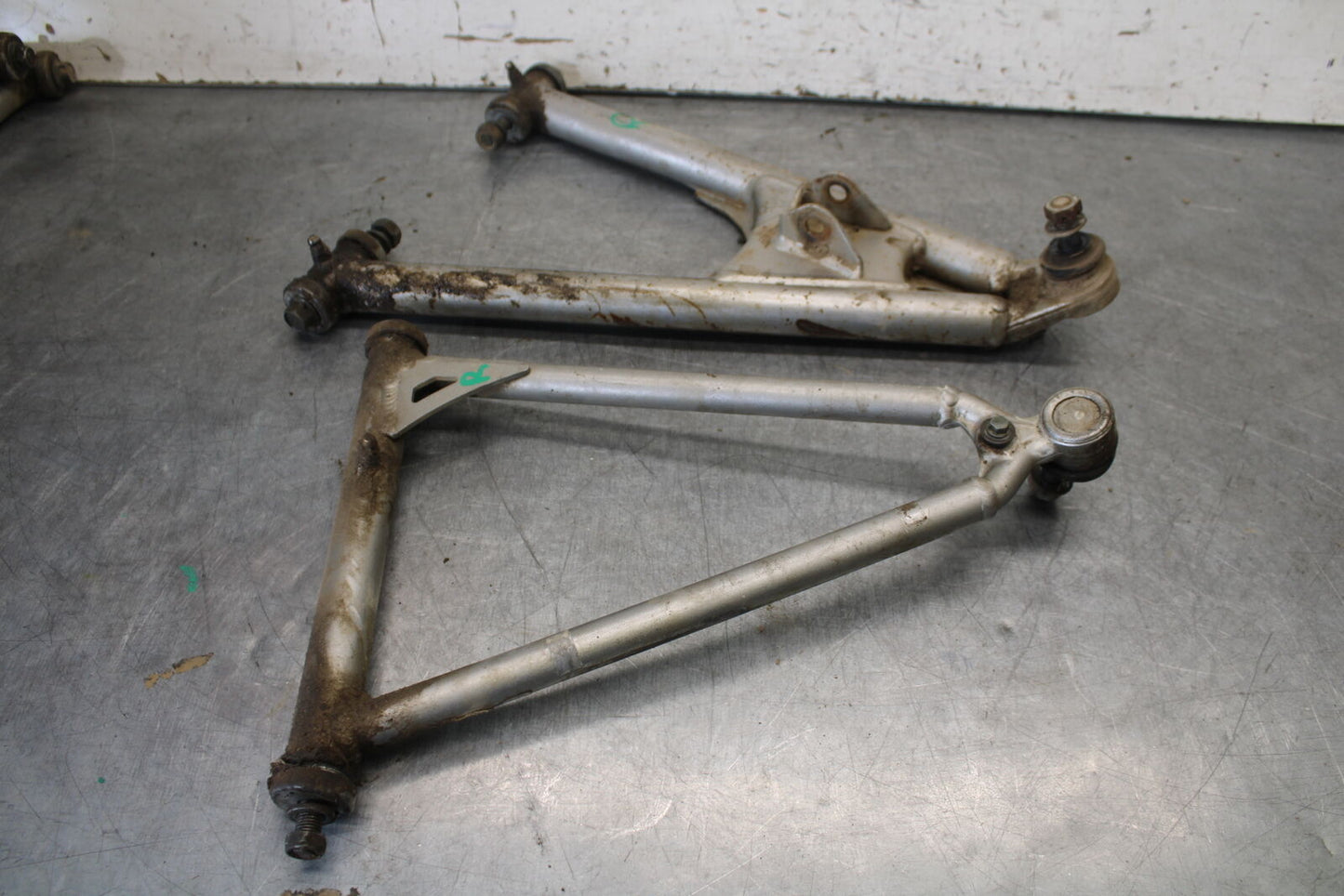 01-05 YAMAHA RAPTOR 660R FRONT LOWER UPPER RIGHT CONTROL A ARMS BB695