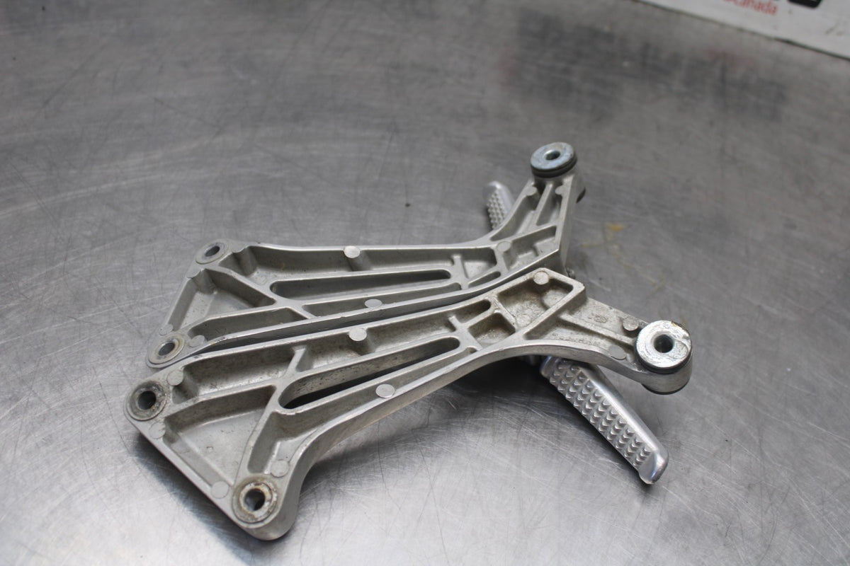 98-05 HONDA SUPER HAWK 1000 VTR1000F REAR BACK PASSENGER PEG SET PAIR BB924