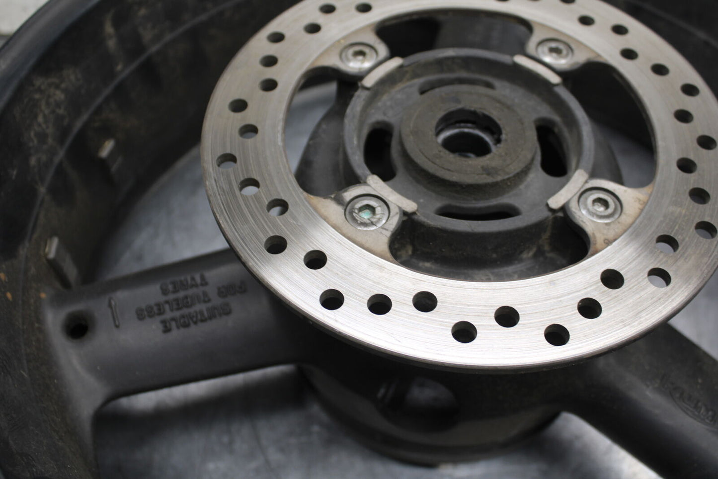03-04 TRIUMPH DAYTONA 600 REAR WHEEL BACK RIM BB745