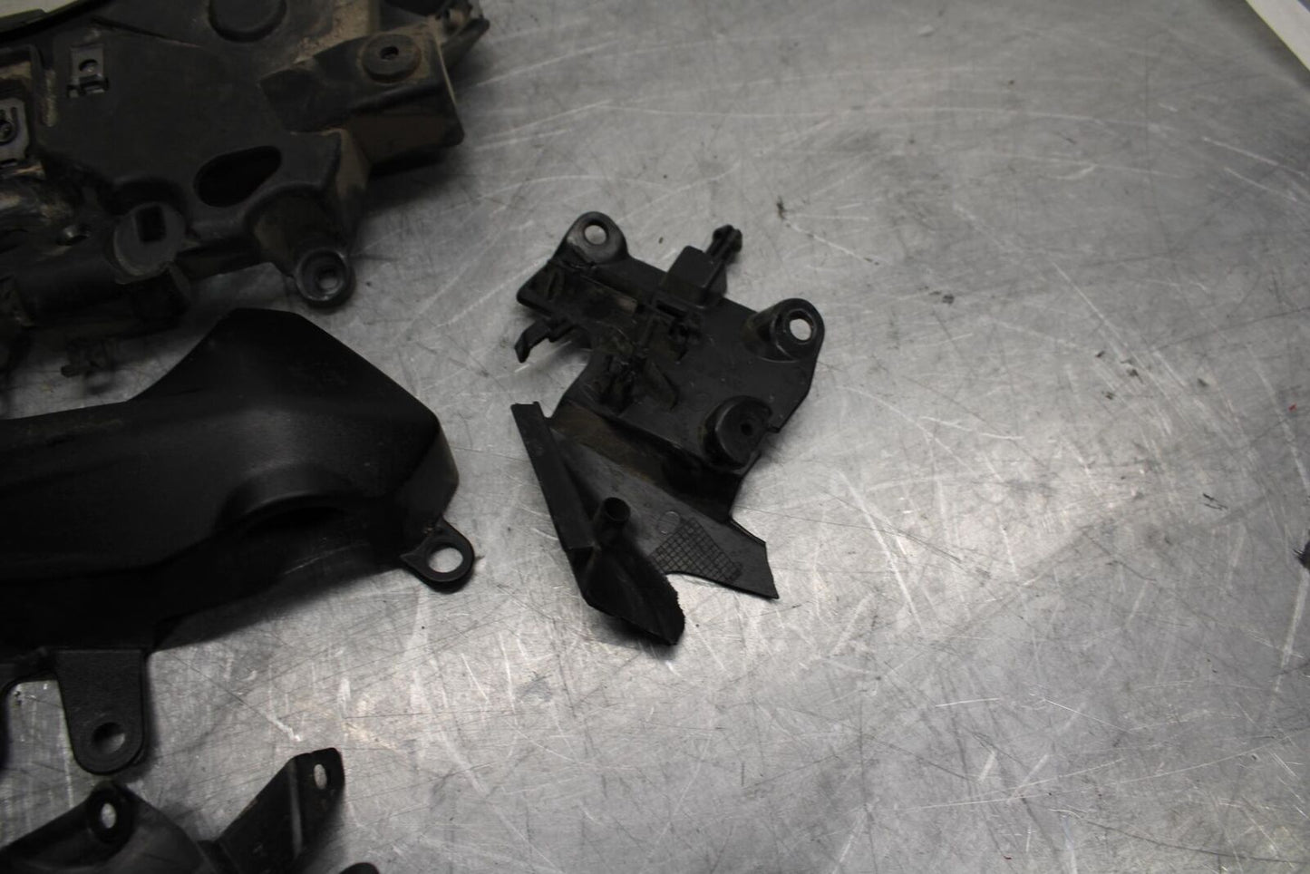 17-21 TRIUMPH STREET TRIPPLE R ABS PLASTIC FAIRING STAY BRACKET bb452