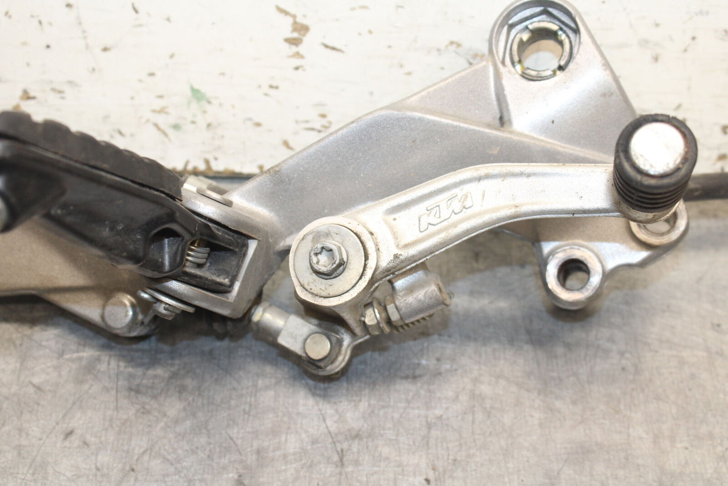 13-16 KTM 390 DUKE RIGHT REARSET REAR SET DRIVER FOOT PEG REST STOP BB748