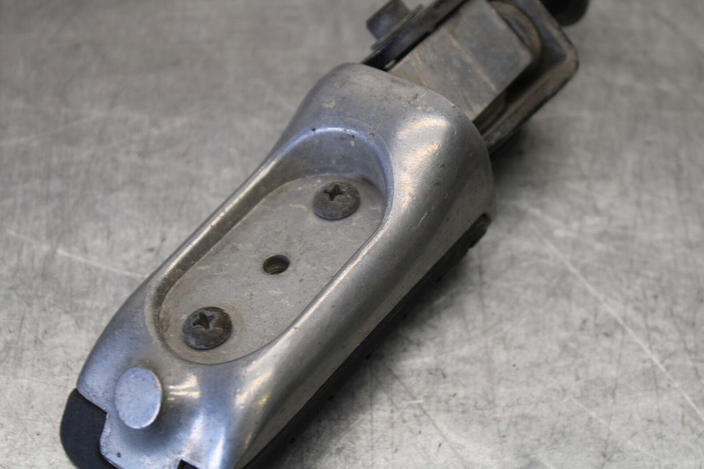 01-06 TRIUMPH TIGER 955I RIGHT REAR BACK PASSENGER PEG BB693