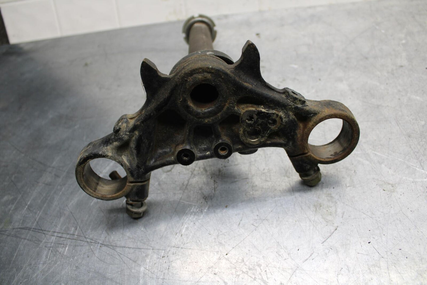 75 SUZUKI GT 550 FRONT FORKS CLAMP LOWER TRIPLE TREE STEM BB72