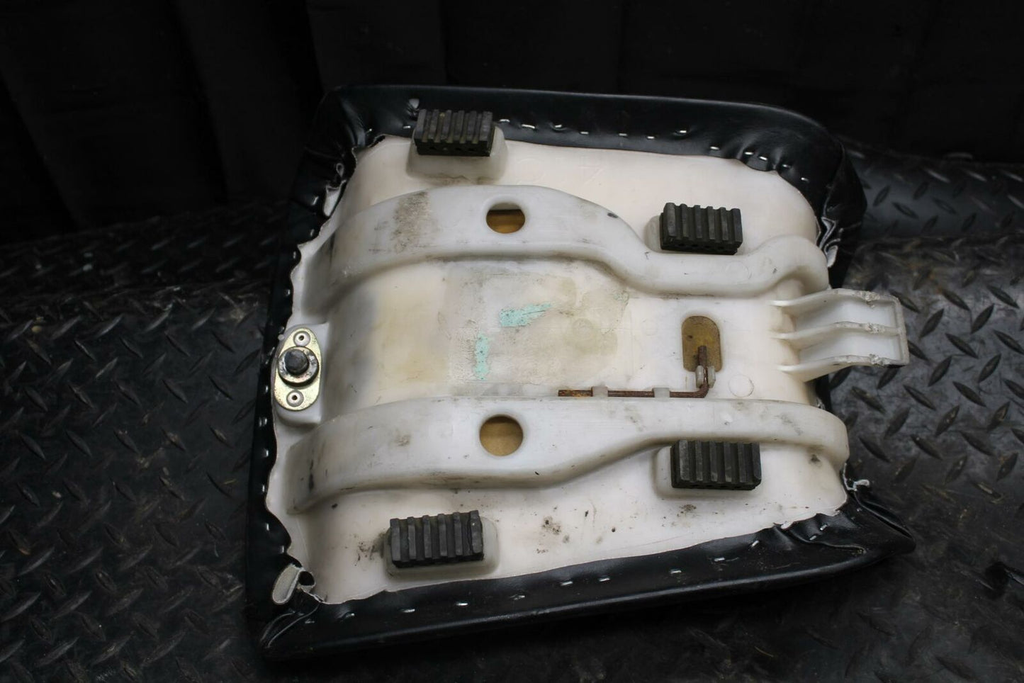 91-92 SUZUKI GSXR750 M FRONT DRIVERS SEAT PAD SADDLE BB213