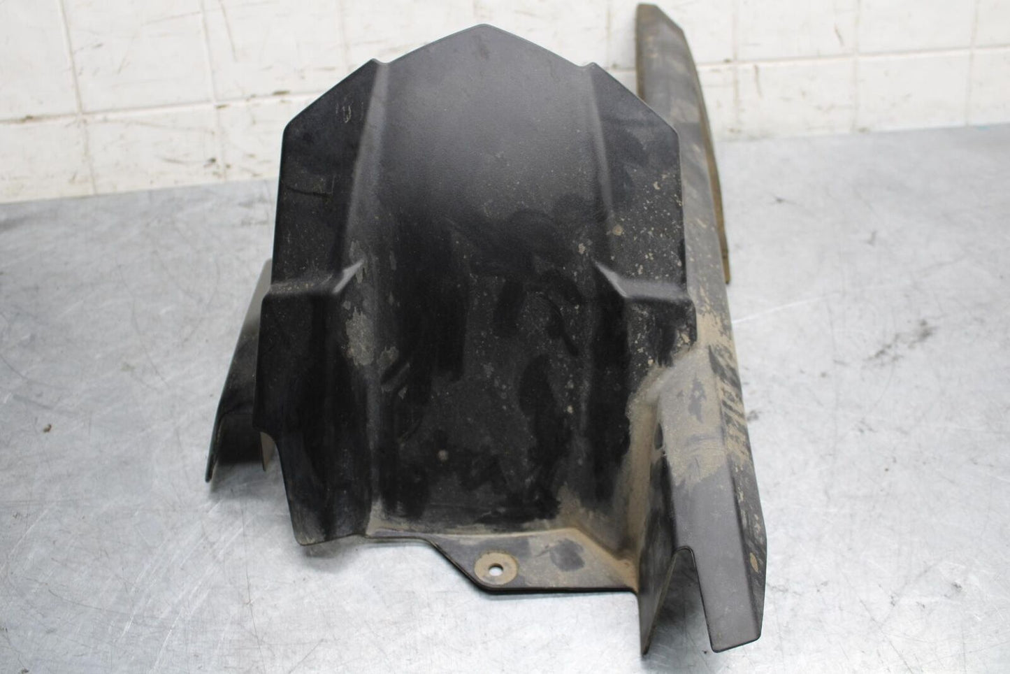 17 KAWASAKI Z900 ZR900 REAR BACK WHEEL TIRE HUGGER FENDER 35023-0474 BB549