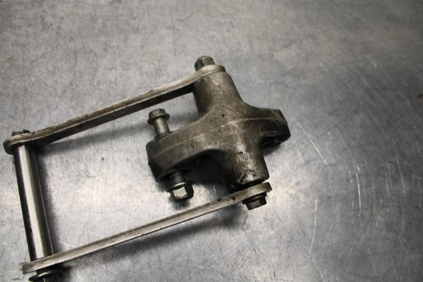 01 SUZUKI GSXR1000 REAR DOGBONE SHOCK LINKAGE LINK 62600-35870 BB100