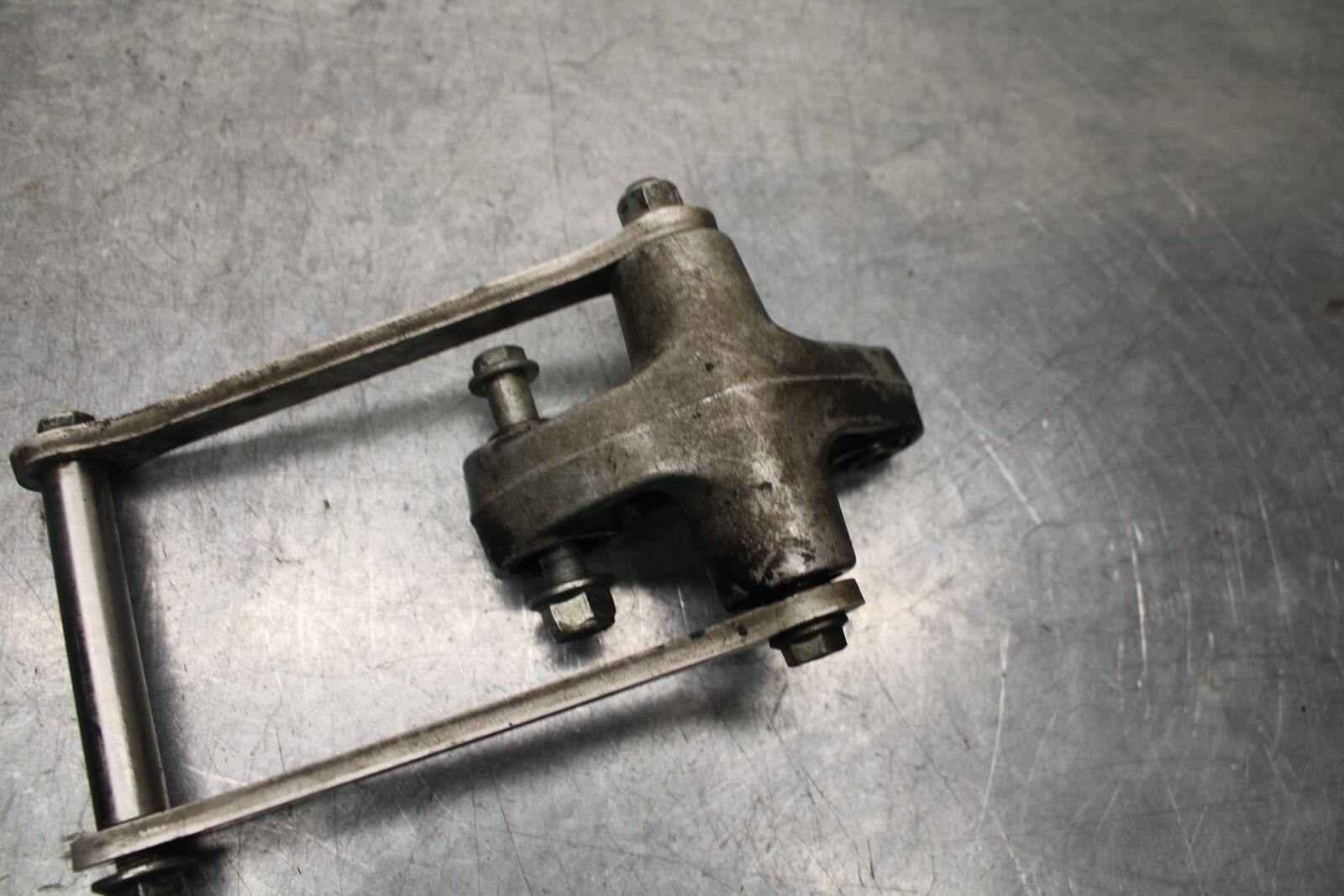 01 SUZUKI GSXR1000 REAR DOGBONE SHOCK LINKAGE LINK 62600-35870 BB100