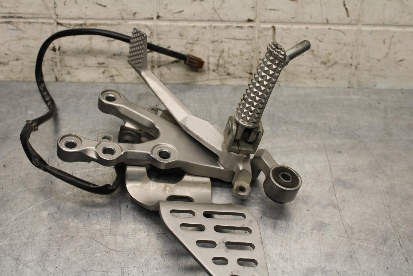 2006 Yamaha YZF R6 RIGHT REARSET REAR SET DRIVER FOOT PEG REST STOP BB560