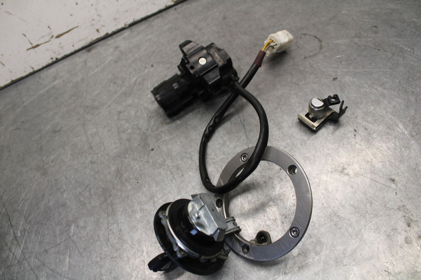 13-18 KAWASAKI NINJA ZX6R IGNITION LOCK KEY SET W/ GAS CAP AND SEAT LOCK BB682