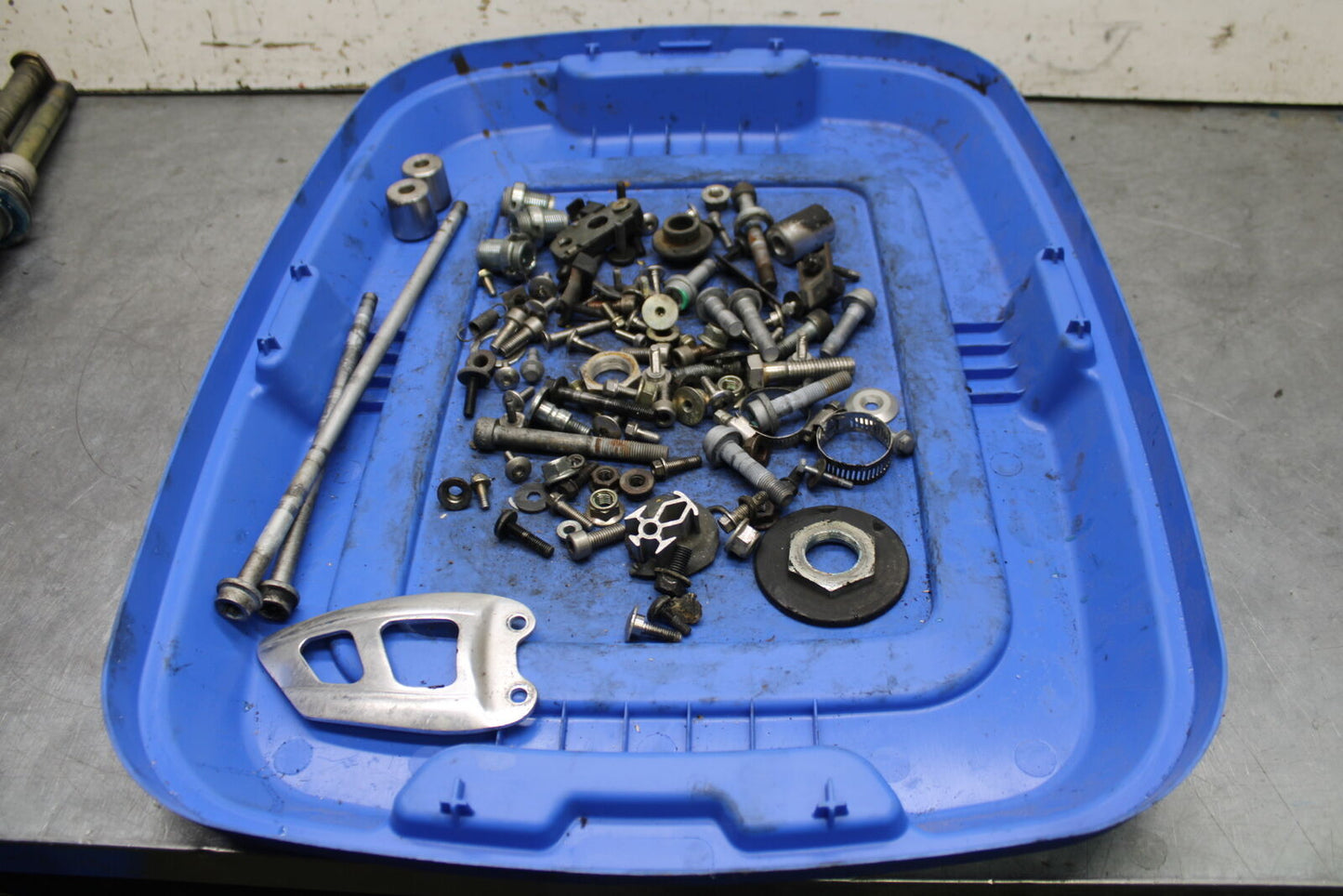 03-04 TRIUMPH DAYTONA 600 MOUNTING BOLTS HARDWARE MOTOR SCREWS BB745