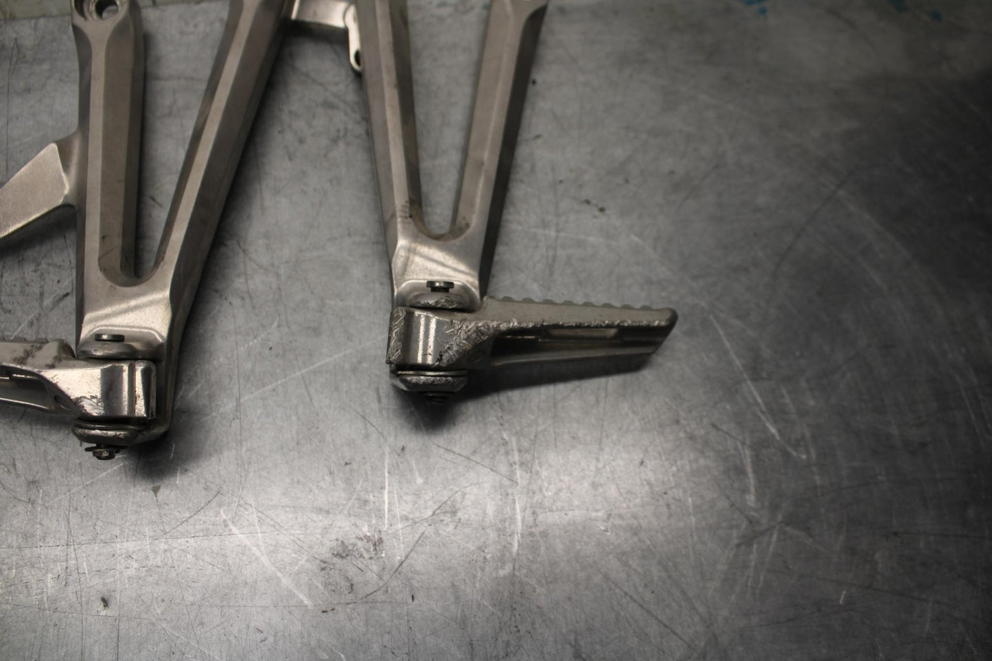 06-07 HONDA CBR1000RR REAR BACK PASSENGER PEG SET PAIR BB464