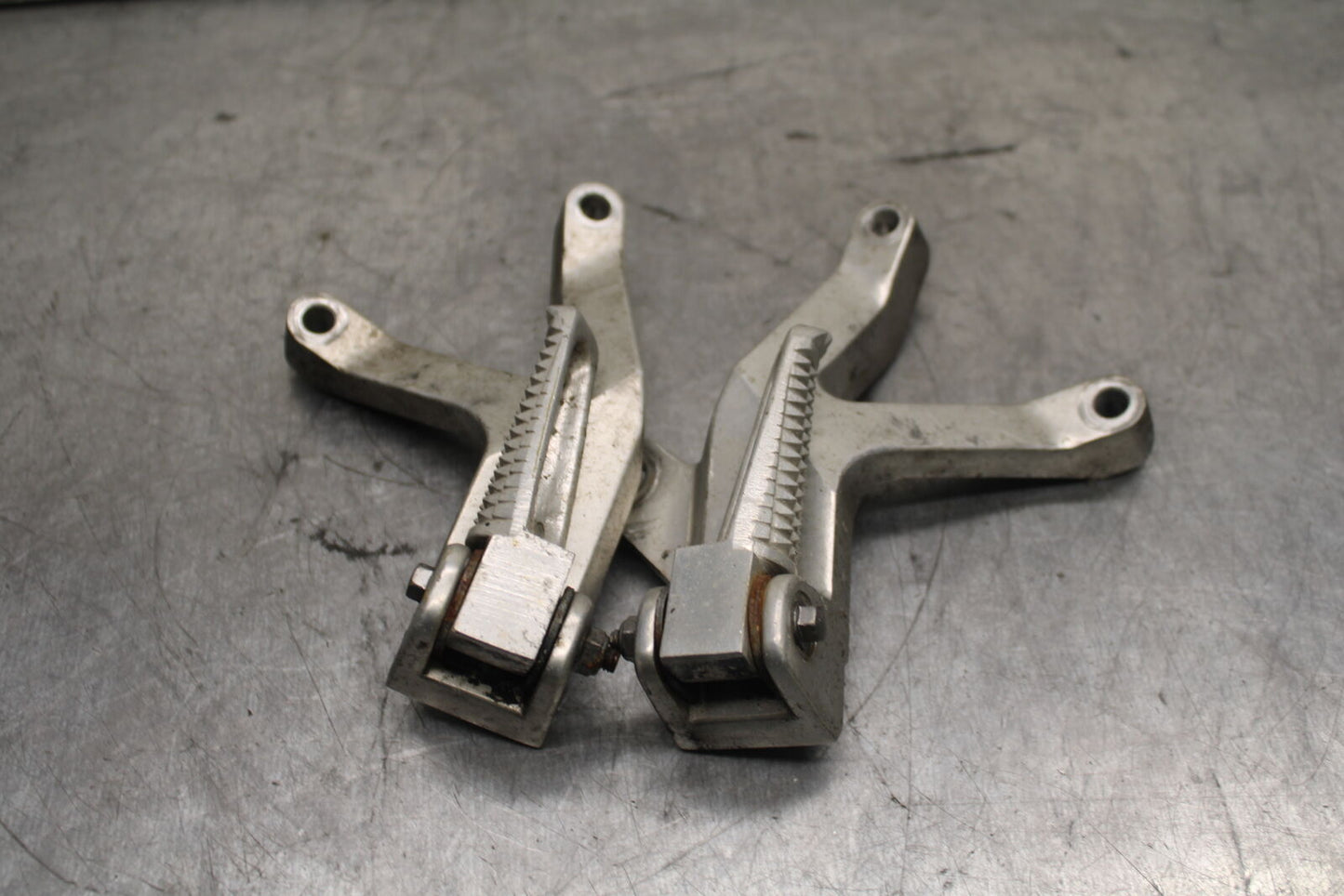96-07 YAMAHA YZF600R REAR BACK PASSENGER PEG SET PAIR BB746