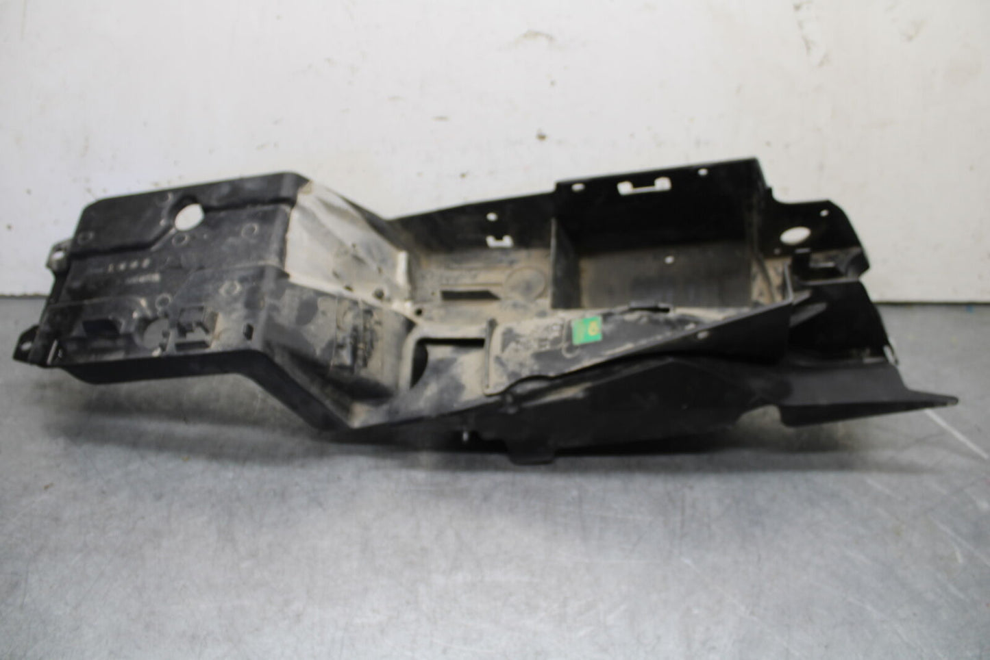09-11 TRIUMPH DAYTONA 675 REAR BACK TAIL UNDERTAIL BATTERY TRAY PLASTIC BB652