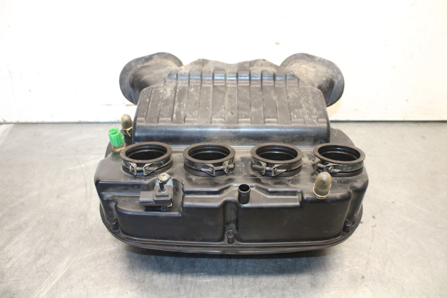 04-05 SUZUKI GSXR600 AIRBOX AIR INTAKE FILTER BOX 13700-29G00 13741-29G00 BB658